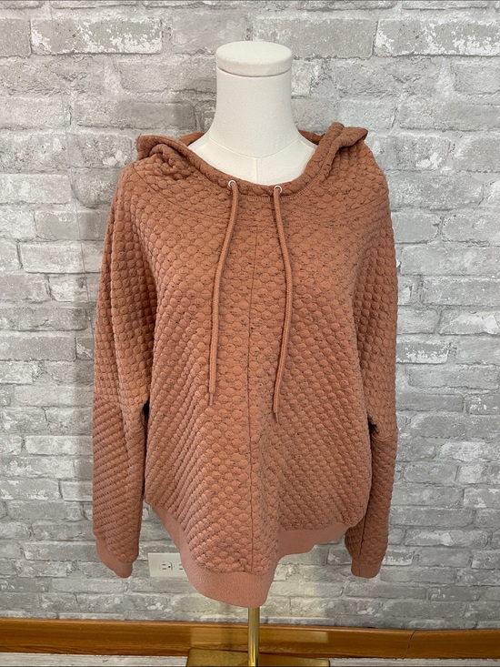 BKE Tops - BKE Textured Bubble-Knit Hoodie in Rosewood